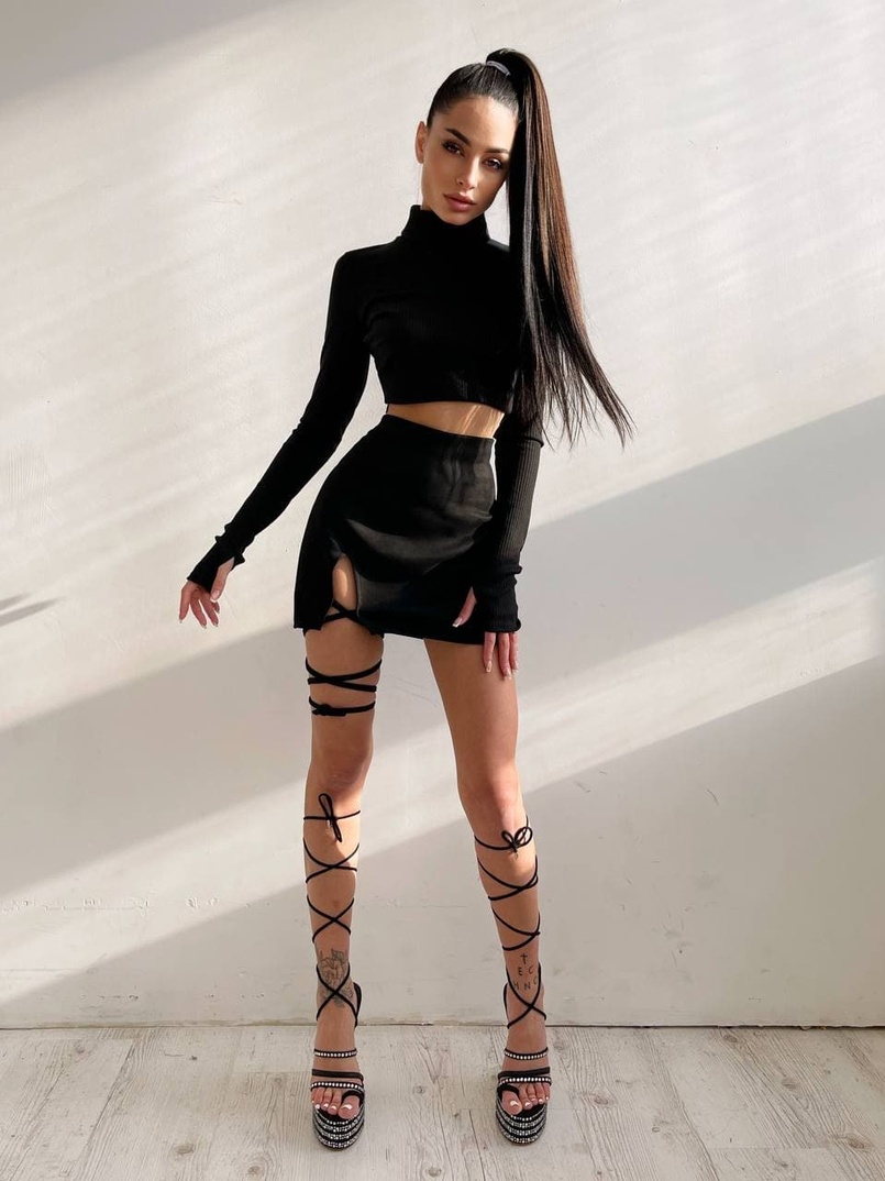 Комплект:  трикотажный топ с высоким горлом + замшевая юбка с завязками на ножку  | PUSHKA SHOP