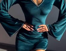 Оксамитова сукня, декорована стразами з розкльошоними рукавами Оксамитова сукня, декорована стразами з розкльошоними рукавами | PUSHKA SHOP