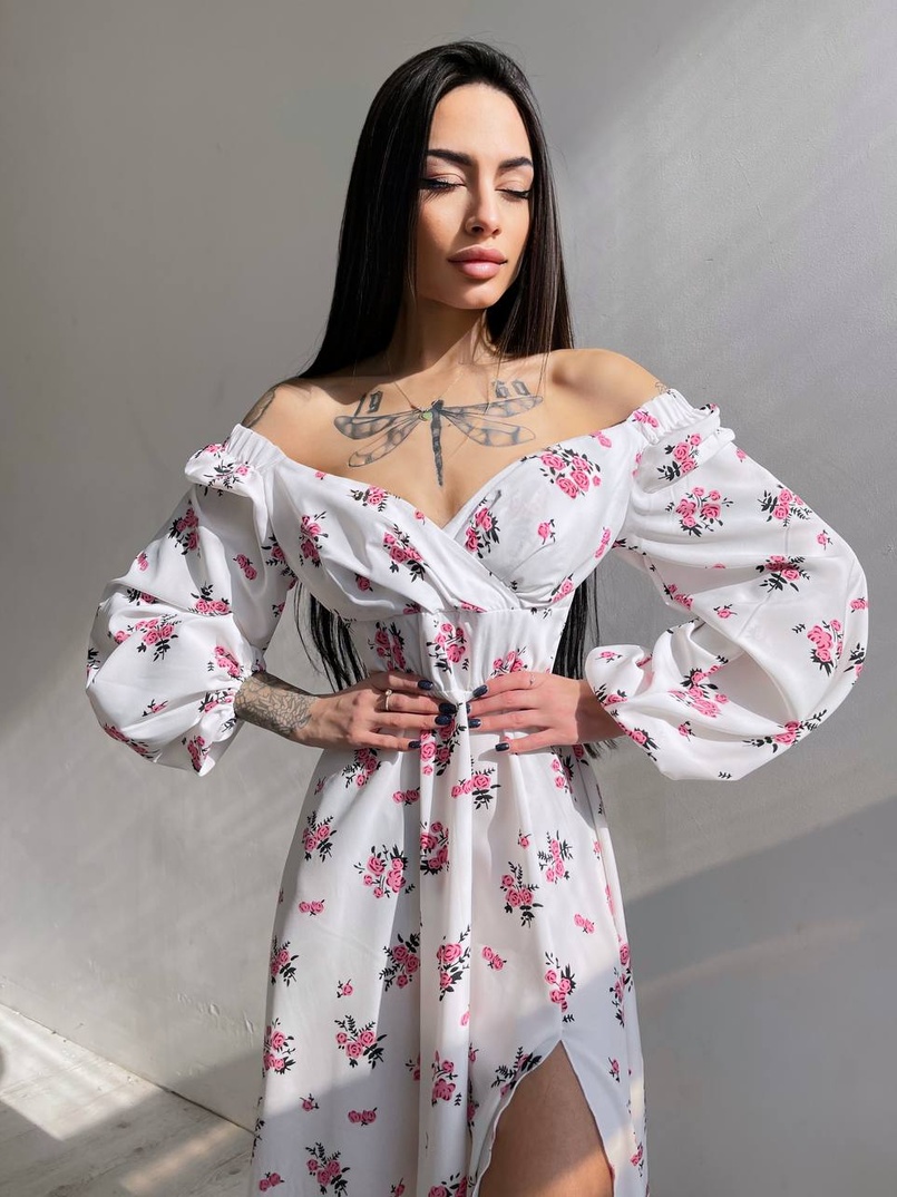 Цветочное платье-миди с разрезом и объемными рукавами Цветочное платье-миди с разрезом и объемными рукавами | PUSHKA SHOP