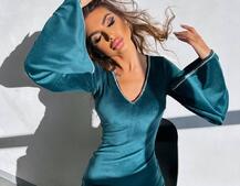 Оксамитова сукня міді з розкльошеними рукавами декорована стразами Оксамитова сукня міді з розкльошеними рукавами декорована стразами | PUSHKA SHOP