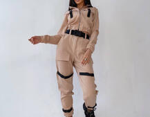 Костюм с брюками-карго декорированный застежками-фастекс Костюм с брюками-карго декорированный застежками-фастекс | PUSHKA SHOP