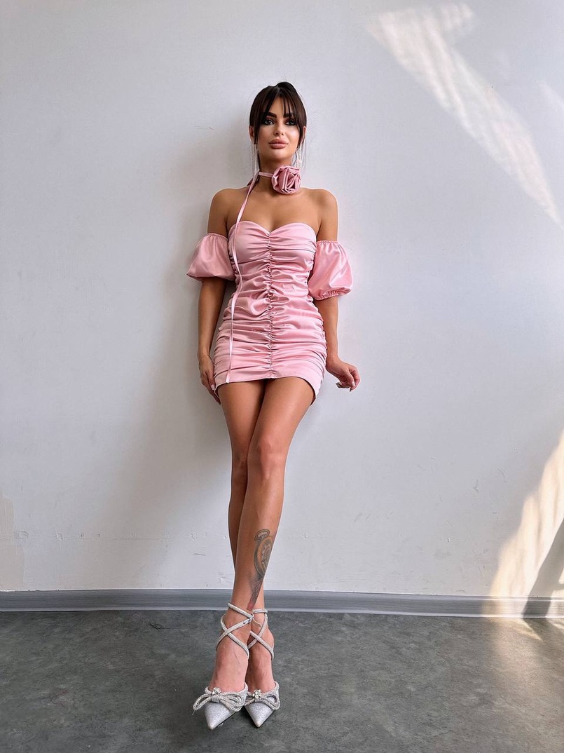 Сукня - міні з драпіруванням та трояндою-чокером Сукня - міні з драпіруванням та трояндою-чокером | PUSHKA SHOP