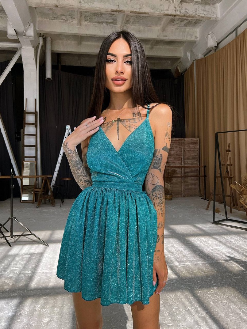 Блестящее платье с пышной юбкой и шнуровкой на спинке Блестящее платье с пышной юбкой и шнуровкой на спинке | PUSHKA SHOP