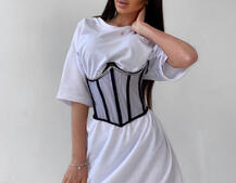 Удлиненная футболка с бельевым корсетом декорированным цепочками  | PUSHKA SHOP