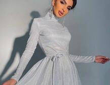 Блискуча сукня з розкльошеною спідницею та високим коміром Блискуча сукня з розкльошеною спідницею та високим коміром | PUSHKA SHOP