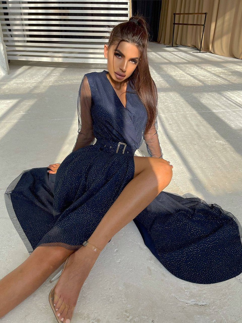 Блискуча сукня-міді із запахом на грудях і розрізом на спідниці з широким поясом Блискуча сукня-міді із запахом на грудях і розрізом на спідниці з широким поясом | PUSHKA SHOP