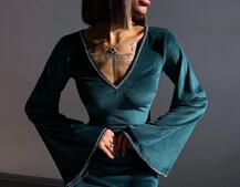 Оксамитова сукня, декорована стразами з розкльошоними рукавами Оксамитова сукня, декорована стразами з розкльошоними рукавами | PUSHKA SHOP