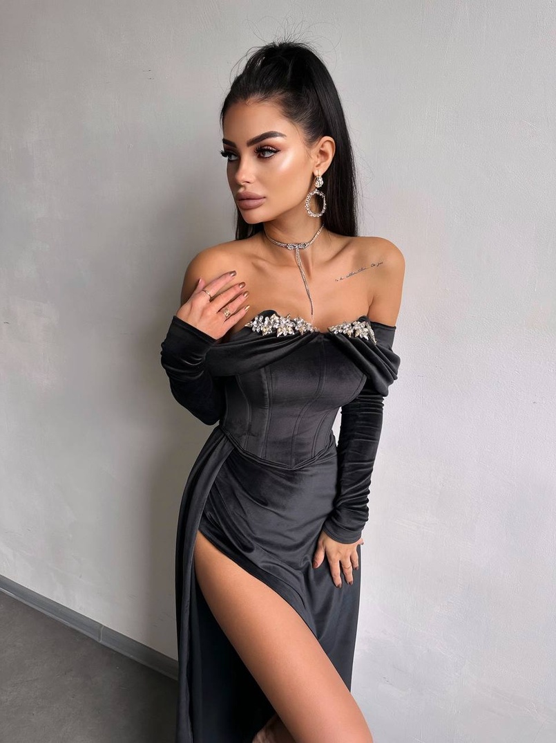 Оксамитова сукня максі декорована стразами Ручна робота Оксамитова сукня максі декорована стразами Ручна робота | PUSHKA SHOP