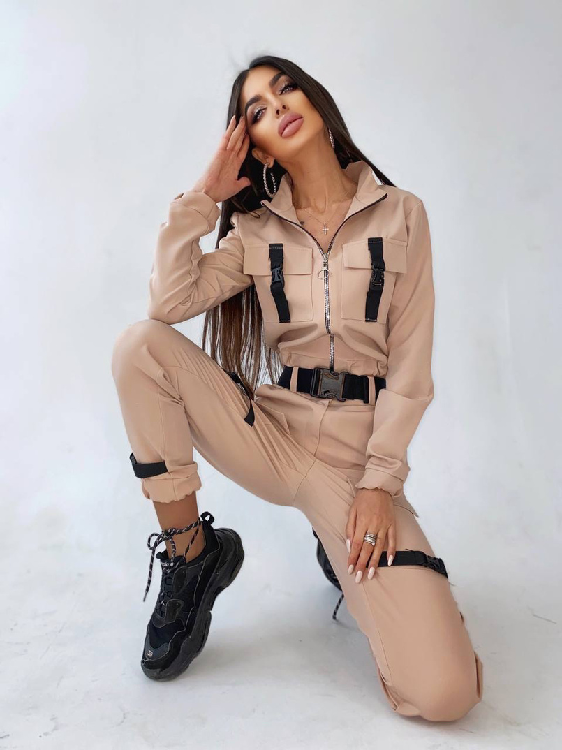 Костюм с брюками-карго декорированный застежками-фастекс Костюм с брюками-карго декорированный застежками-фастекс | PUSHKA SHOP