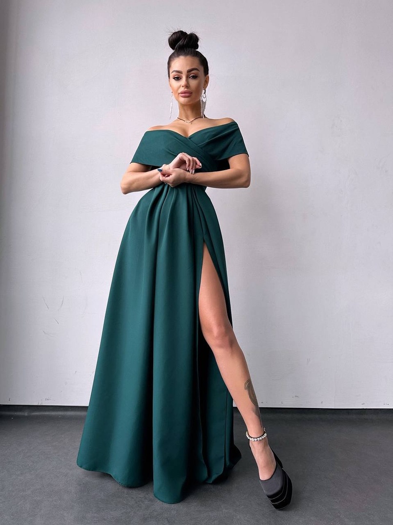 Сукня максі  з відкритими плечима та розрізом на спідниці Сукня максі  з відкритими плечима та розрізом на спідниці | PUSHKA SHOP