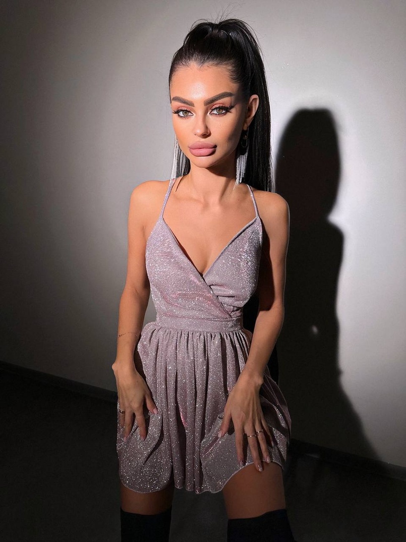 Блискуча сукня з пишною спідницею та шнурівкою на спинці Блискуча сукня з пишною спідницею та шнурівкою на спинці | PUSHKA SHOP