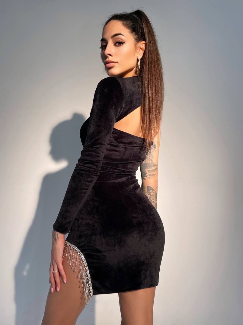 Бархатное платье, декорированное бахромой из страз Бархатное платье, декорированное бахромой из страз | PUSHKA SHOP