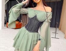 Шифоновое платье ассиметричного кроя с расклешенными рукавами + корсет декорированный стразами Шифоновое платье ассиметричного кроя с расклешенными рукавами + корсет декорированный стразами | PUSHKA SHOP