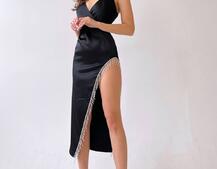 Атласное платье-миди   декорированное бахромой из страз | PUSHKA SHOP