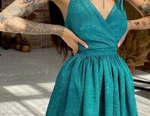 Блестящее платье с пышной юбкой и шнуровкой на спинке Блестящее платье с пышной юбкой и шнуровкой на спинке | PUSHKA SHOP