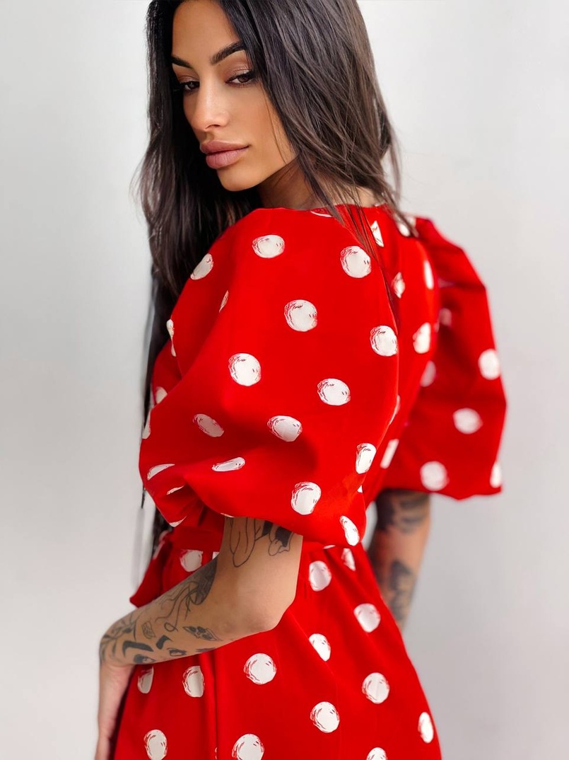 Платье миди в горох с запахом и объемными рукавами Платье миди в горох с запахом и объемными рукавами | PUSHKA SHOP