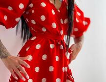 Платье миди в горох с запахом и объемными рукавами Платье миди в горох с запахом и объемными рукавами | PUSHKA SHOP