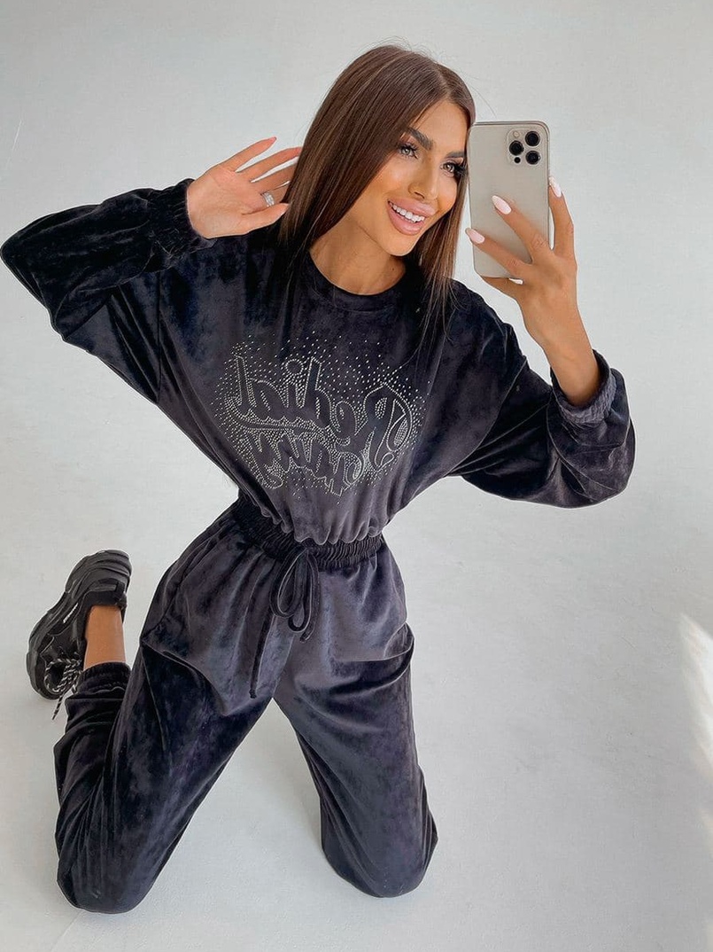 Плюшевый комбинезон, декорированный стразами Плюшевый комбинезон, декорированный стразами | PUSHKA SHOP