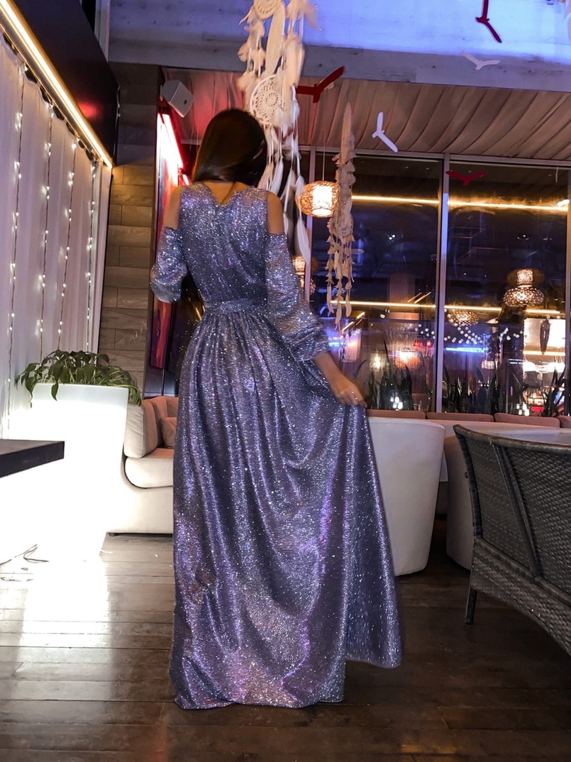 Сияющее макси платье с вырезами на плечах Сияющее макси платье с вырезами на плечах | PUSHKA SHOP