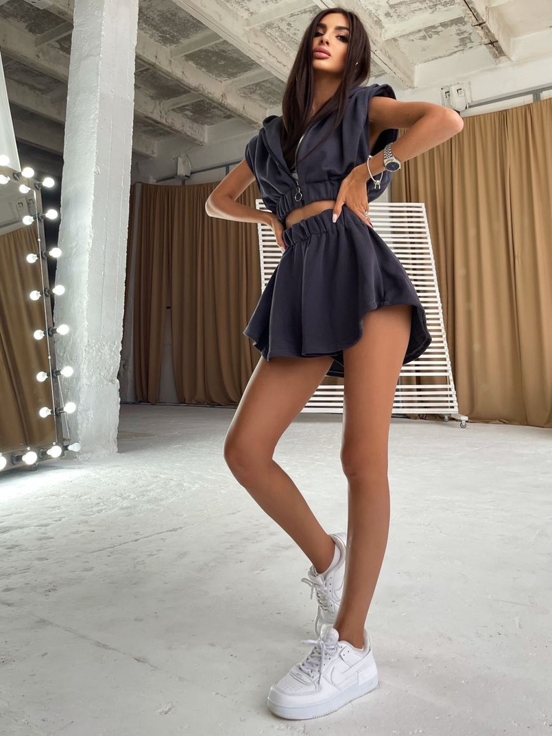 Комплект: расклешенные шорты + жилет с объемными плечиками на молнии  | PUSHKA SHOP