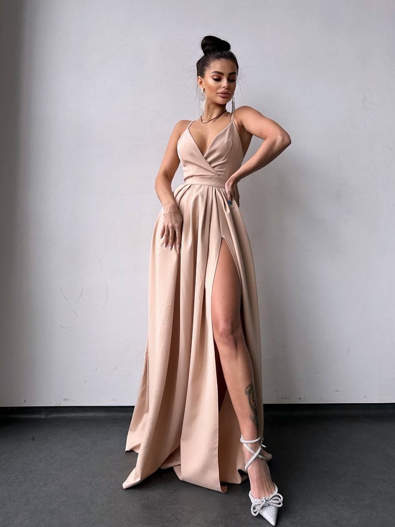 Сукня максі на тонких бретелях з розрізом на спідниці Сукня максі на тонких бретелях з розрізом на спідниці | PUSHKA SHOP