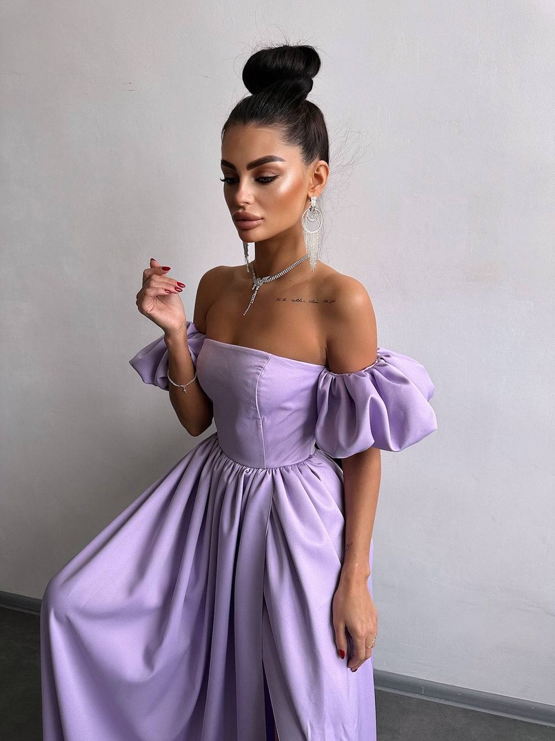 Сукня максі з розрізом на спідниці та об’ємними рукавами Сукня максі з розрізом на спідниці та об’ємними рукавами | PUSHKA SHOP