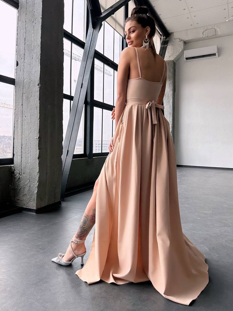 Сукня максі на тонких бретелях з розрізом на спідниці Сукня максі на тонких бретелях з розрізом на спідниці | PUSHKA SHOP