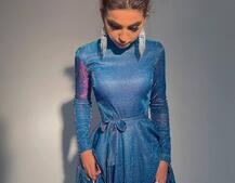 Блестящее платье с расклешенной юбкой и высоким воротом Блестящее платье с расклешенной юбкой и высоким воротом | PUSHKA SHOP