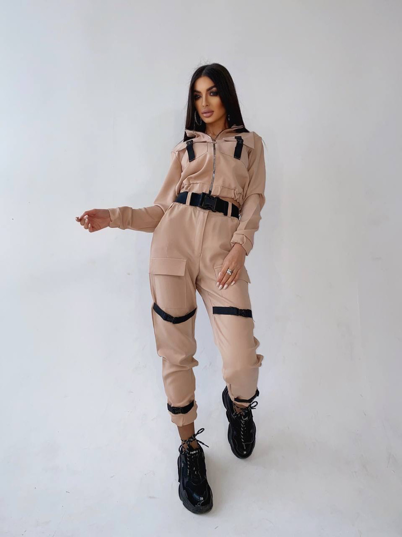 Костюм с брюками-карго декорированный застежками-фастекс Костюм с брюками-карго декорированный застежками-фастекс | PUSHKA SHOP