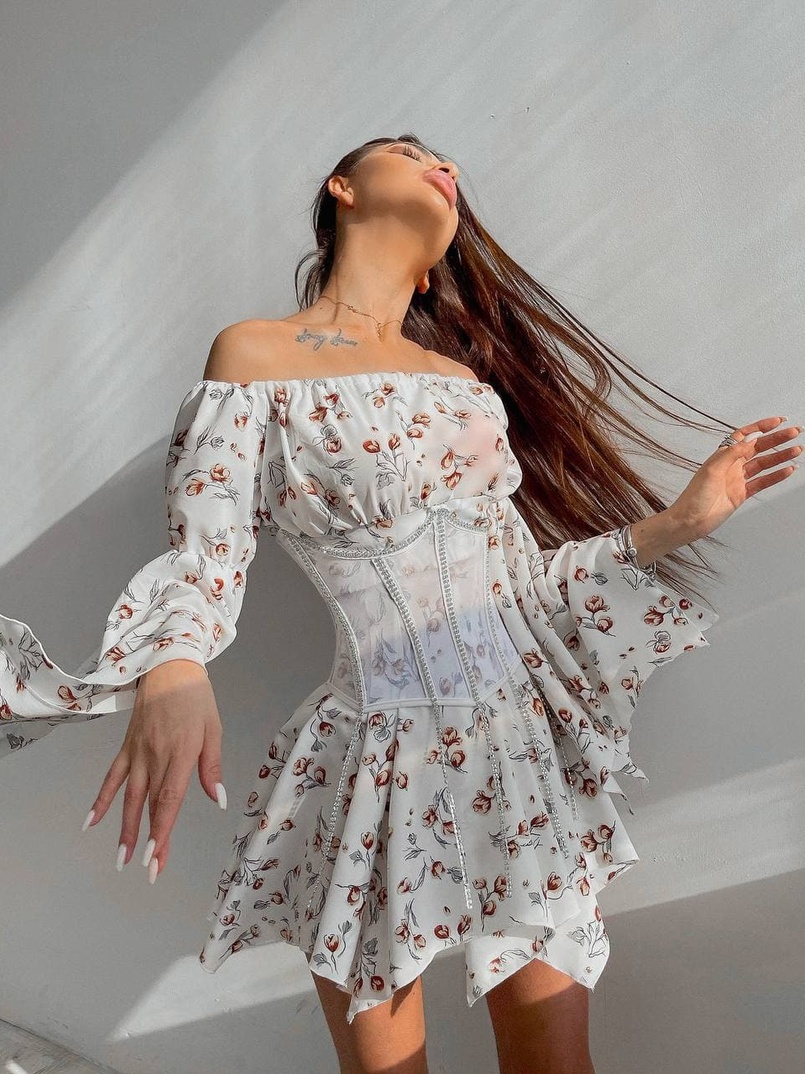 Платье  ассиметричного кроя с расклешенными рукавами + корсет декорированный стразами  | PUSHKA SHOP