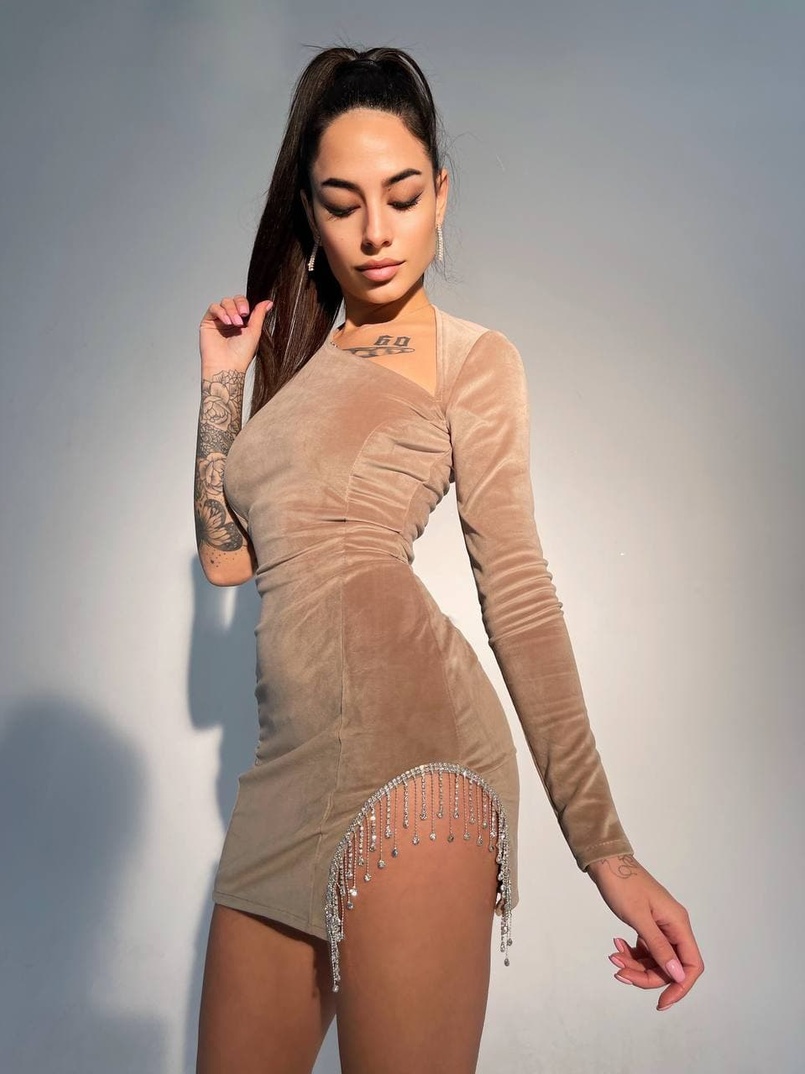 Бархатное платье, декорированное бахромой из страз  | PUSHKA SHOP