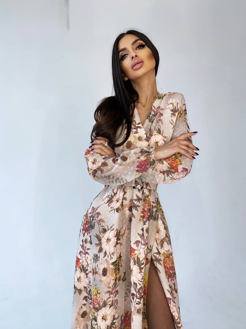 Платье миди с запахом на груди и разрезом на юбке Платье миди с запахом на груди и разрезом на юбке | PUSHKA SHOP