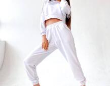 Костюм из качественной турецкой трехнитки, декорированный бахромой со стразами Костюм из качественной турецкой трехнитки, декорированный бахромой со стразами | PUSHKA SHOP