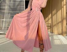 Блискуча сукня-міді із запахом на грудях і розрізом на спідниці з широким поясом Блискуча сукня-міді із запахом на грудях і розрізом на спідниці з широким поясом | PUSHKA SHOP