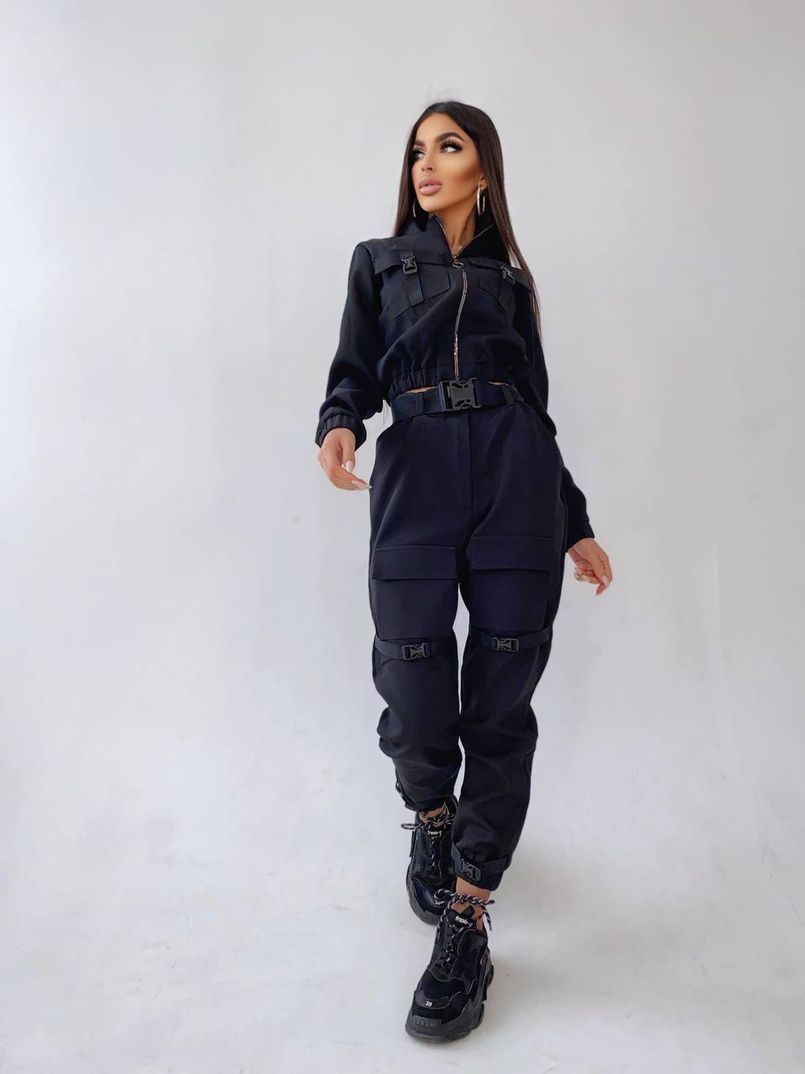 Костюм с брюками-карго декорированный застежками-фастекс Костюм с брюками-карго декорированный застежками-фастекс | PUSHKA SHOP