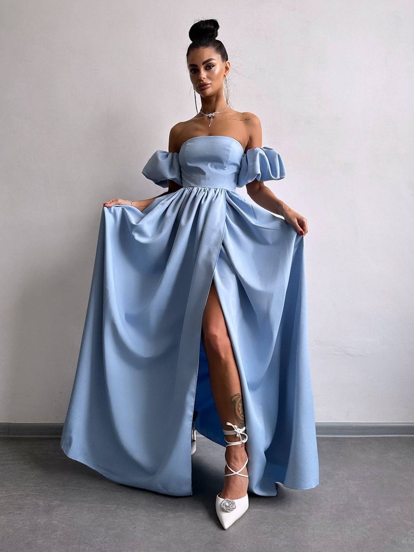 Сукня максі з розрізом на спідниці та об’ємними рукавами Сукня максі з розрізом на спідниці та об’ємними рукавами | PUSHKA SHOP