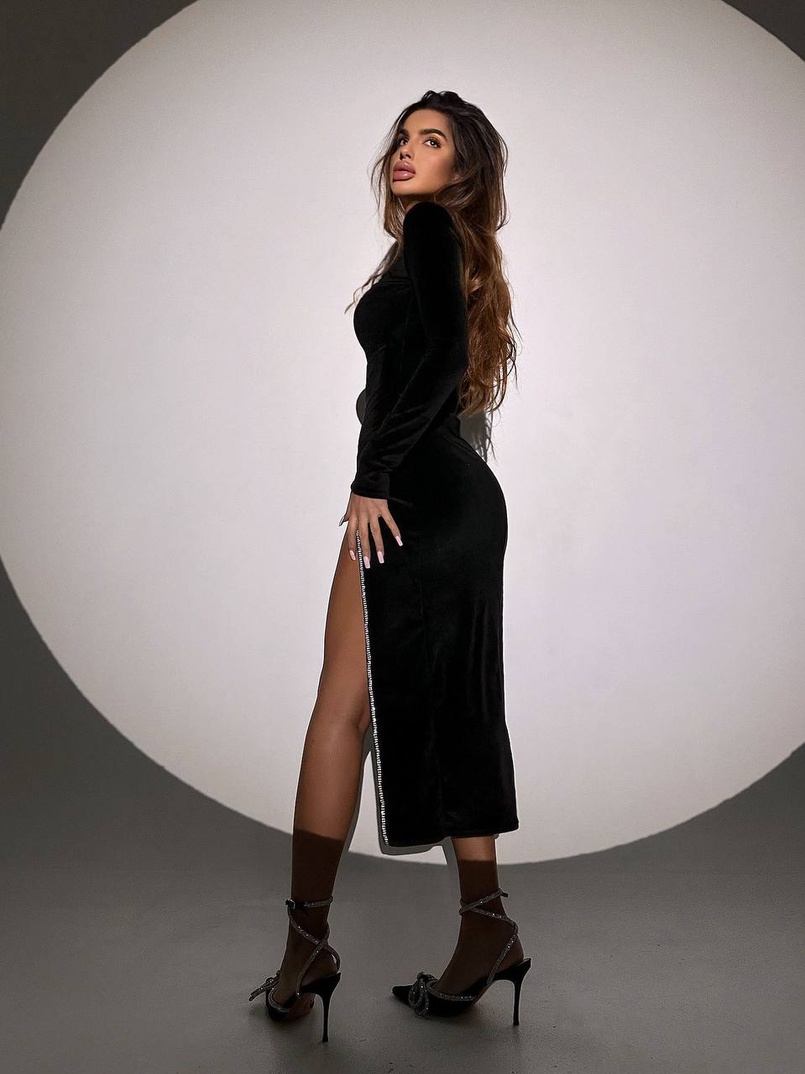 Оксамитова сукня міді з підплічниками, декорована стразами Оксамитова сукня міді з підплічниками, декорована стразами | PUSHKA SHOP