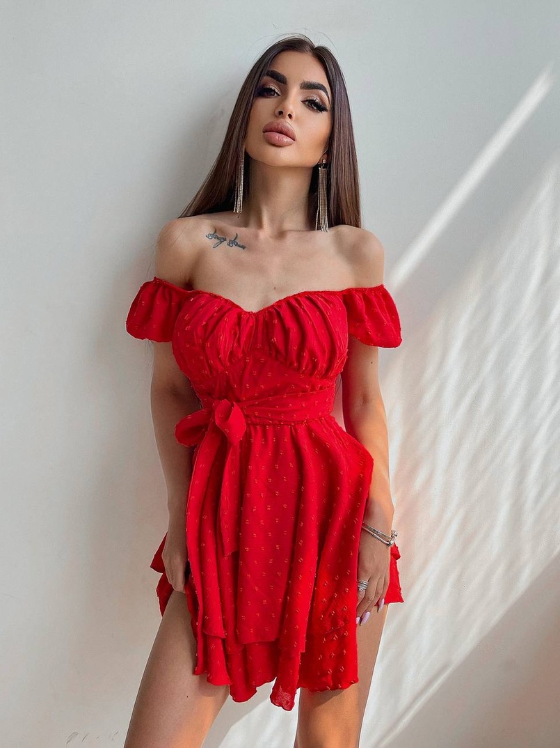 Платье со сборкой на груди и пышной юбкой Платье со сборкой на груди и пышной юбкой | PUSHKA SHOP