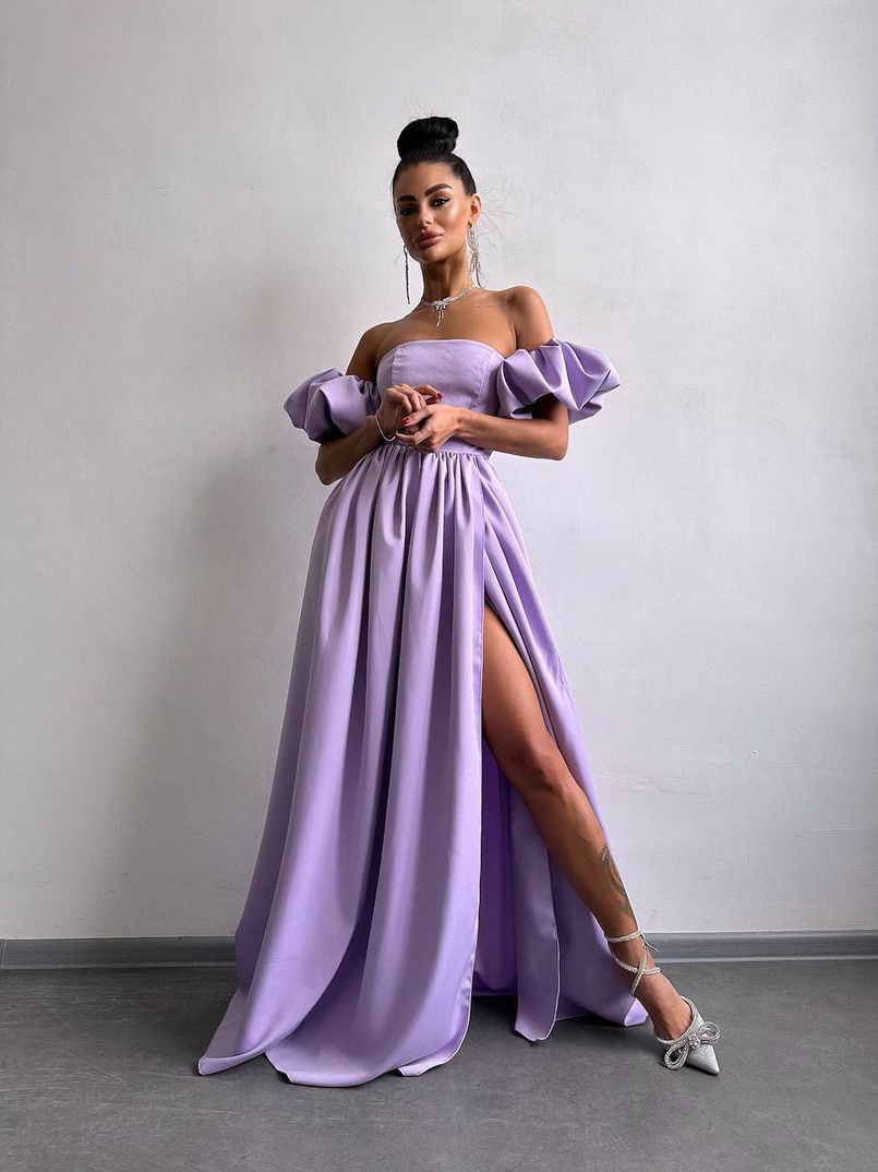 Сукня максі з розрізом на спідниці та об’ємними рукавами Сукня максі з розрізом на спідниці та об’ємними рукавами | PUSHKA SHOP