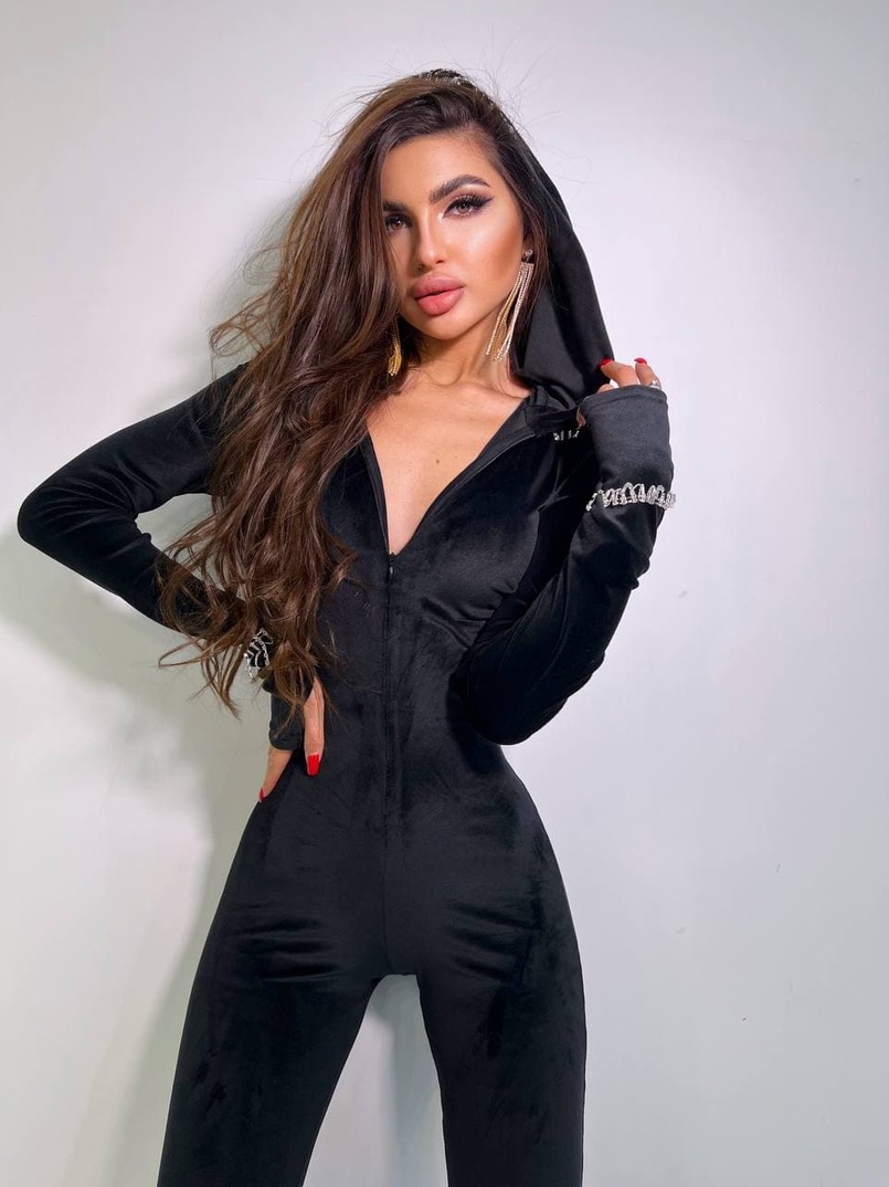 Велюровый комбинезон, с бахромой из страз на рукавах и капюшоне | PUSHKA SHOP