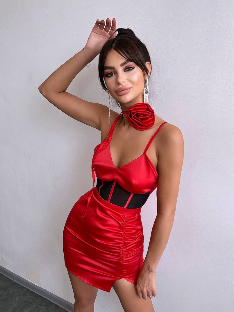 Сукня - міні з драпіруванням та трояндою-чокером Сукня - міні з драпіруванням та трояндою-чокером | PUSHKA SHOP