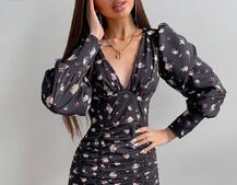 Платье мини с принтом со сборкой на юбке Платье мини с принтом со сборкой на юбке | PUSHKA SHOP