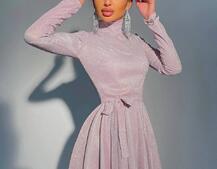 Блестящее платье с расклешенной юбкой и высоким воротом Блестящее платье с расклешенной юбкой и высоким воротом | PUSHKA SHOP