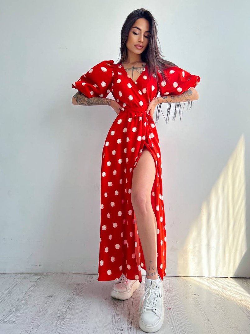 Платье миди в горох с запахом и объемными рукавами Платье миди в горох с запахом и объемными рукавами | PUSHKA SHOP