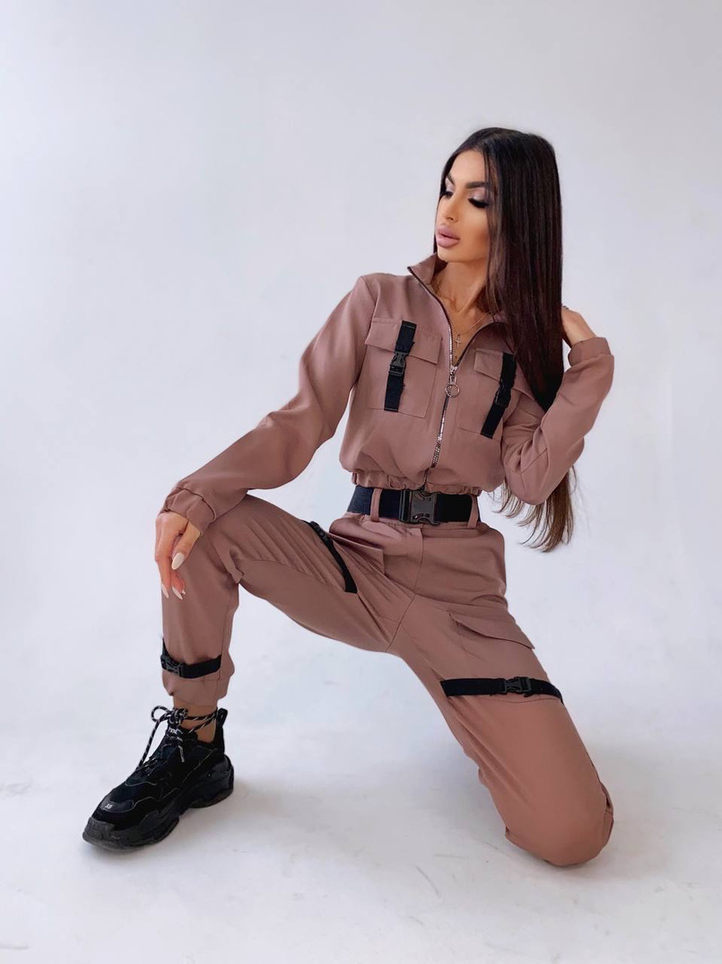 Костюм с брюками-карго декорированный застежками-фастекс Костюм с брюками-карго декорированный застежками-фастекс | PUSHKA SHOP