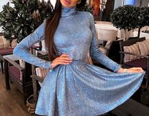 Блестящее платье с расклешенной юбкой и высоким воротом Блестящее платье с расклешенной юбкой и высоким воротом | PUSHKA SHOP