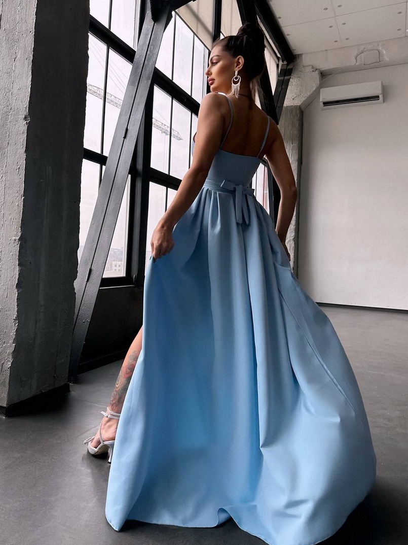 Сукня максі на тонких бретелях з розрізом на спідниці Сукня максі на тонких бретелях з розрізом на спідниці | PUSHKA SHOP