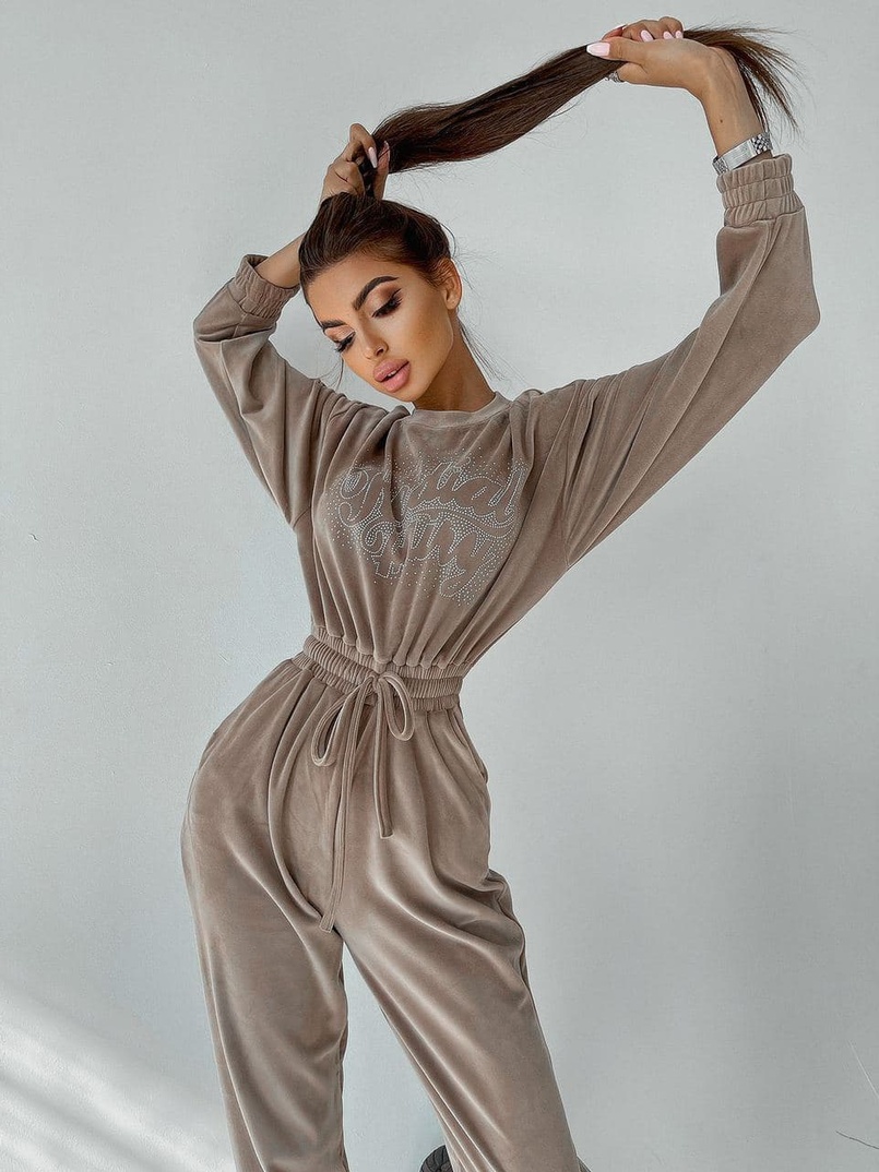 Плюшевый комбинезон, декорированный стразами Плюшевый комбинезон, декорированный стразами | PUSHKA SHOP