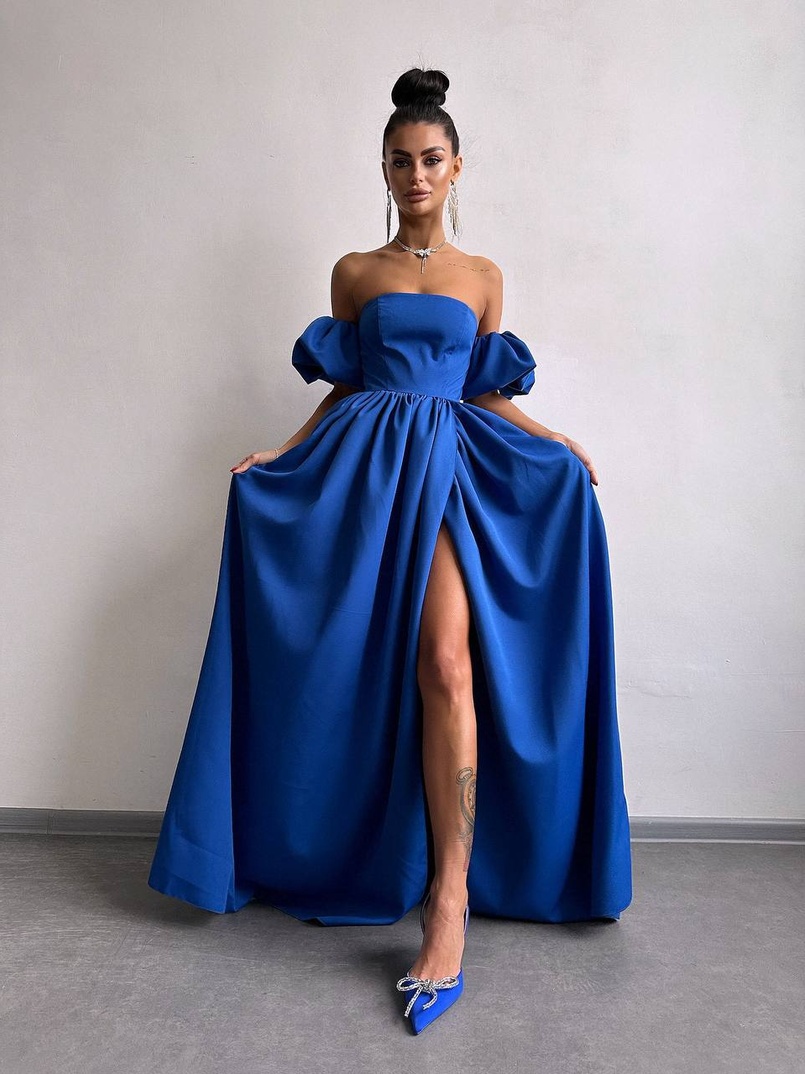 Сукня максі з розрізом на спідниці та об’ємними рукавами Сукня максі з розрізом на спідниці та об’ємними рукавами | PUSHKA SHOP