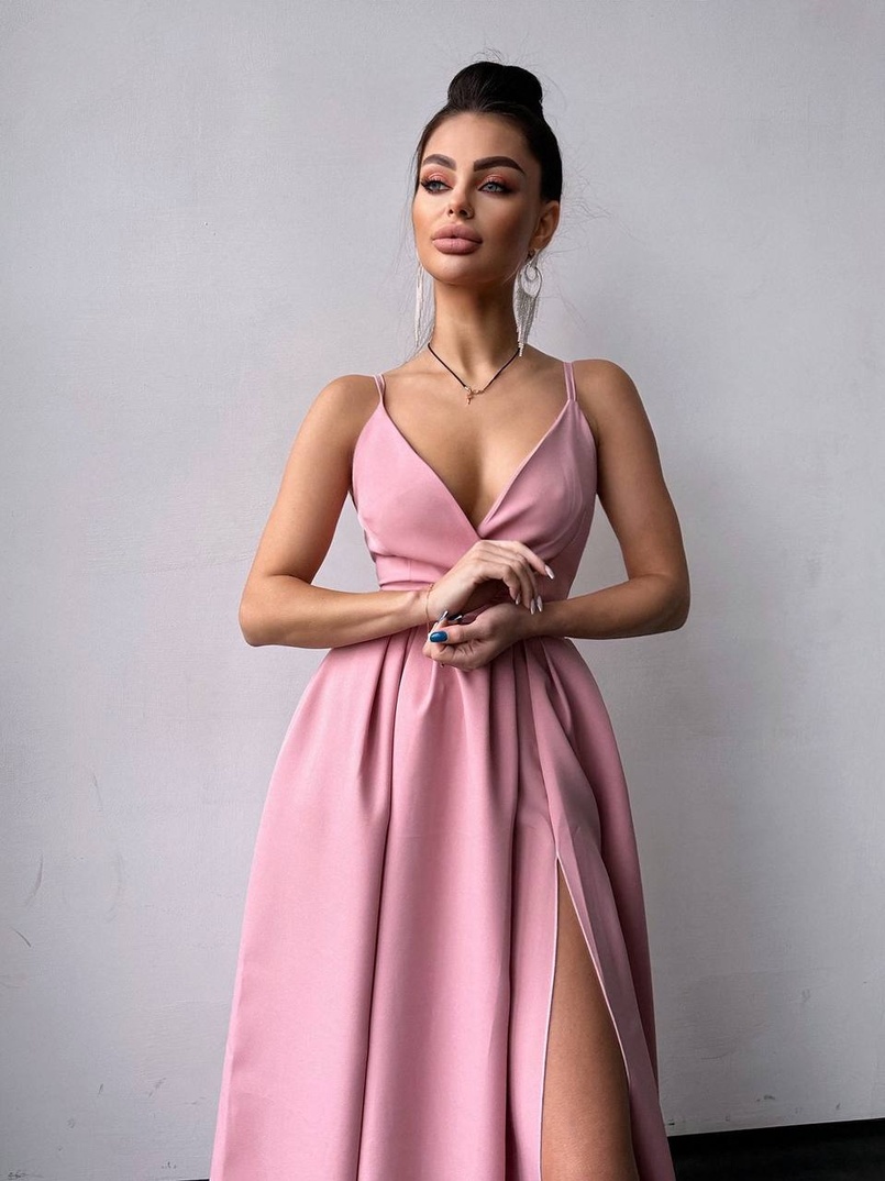 Сукня максі на тонких бретелях з розрізом на спідниці Сукня максі на тонких бретелях з розрізом на спідниці | PUSHKA SHOP